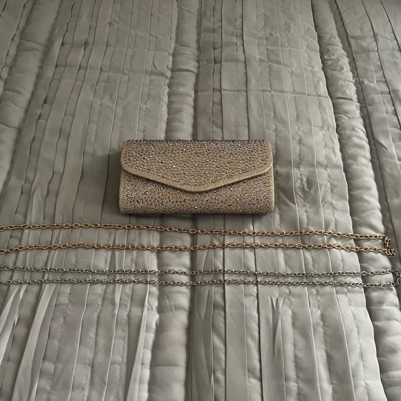 Beautiful Beaded Clutch with Gold and an additional Silver Chain. - Picture 7 of 12